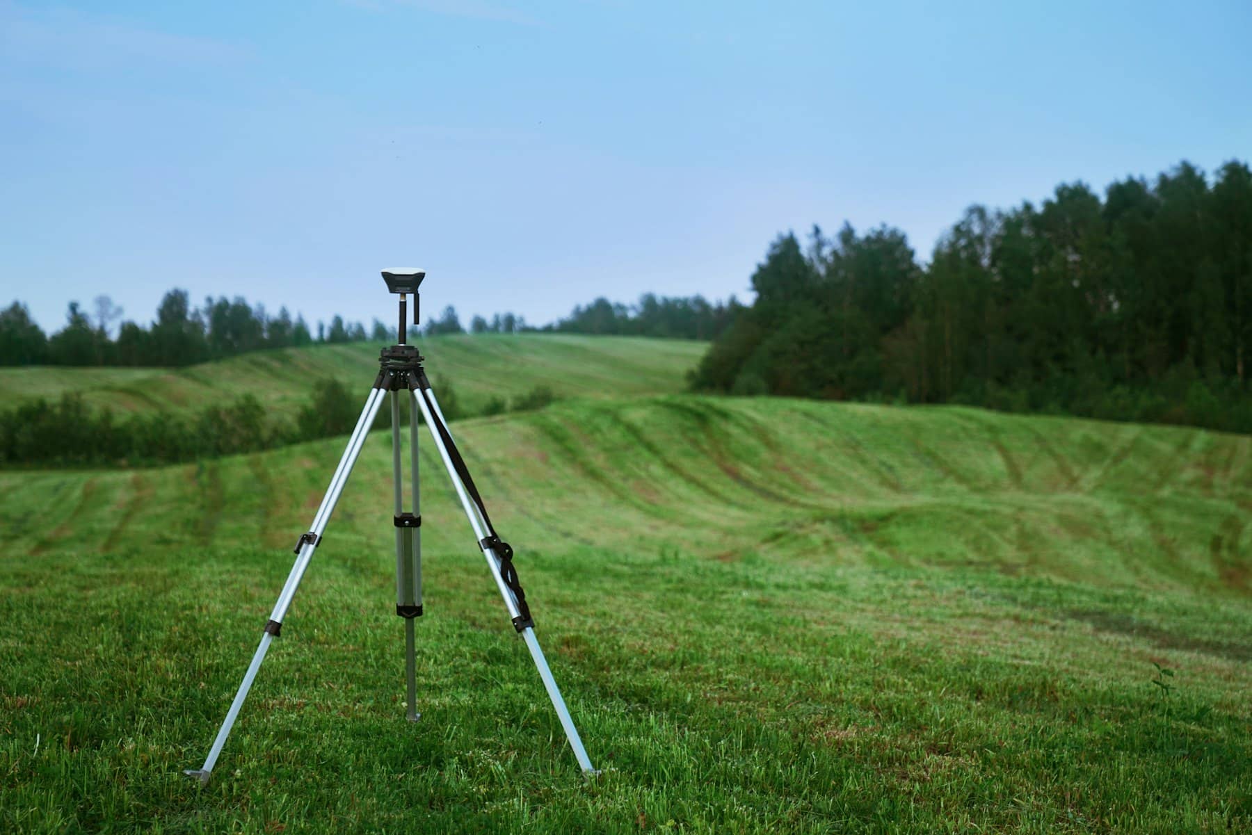 Receptor GNSS sobre tripé em uma área rural