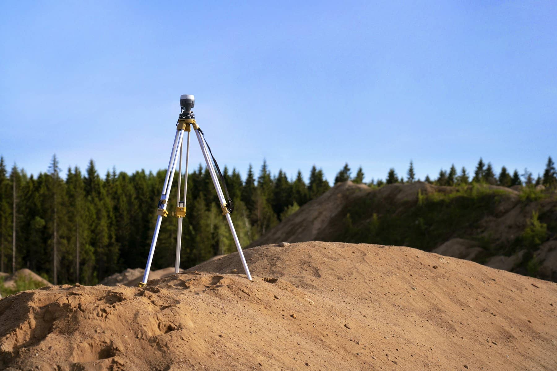 Receptor GNSS instalado sobre um ponto elevado do imóvel